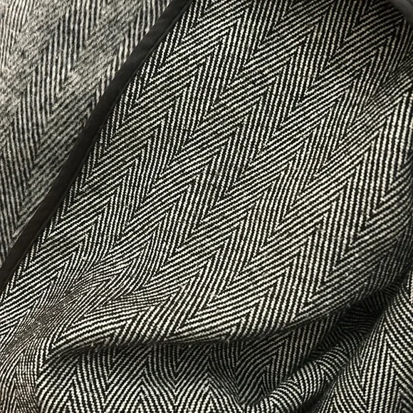 Black and white herringbone cape, Pancho - Picture 7 of 7